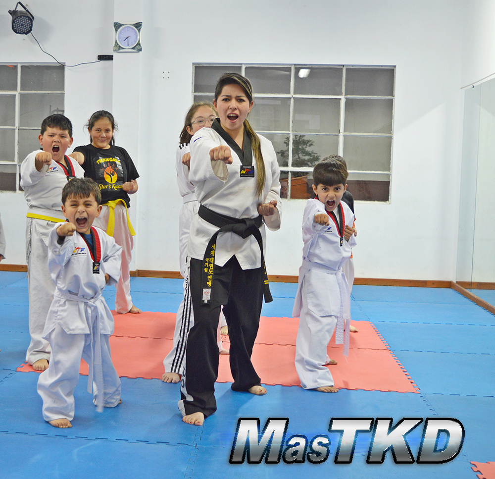 03_Clase-Taekwondo-Gritando-y-haciendo-puno_Tus-alumnos-son-la-semilla