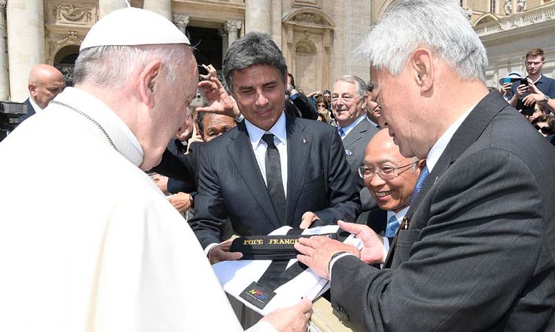 El Papa Francisco recibió el cinturón negro honorífico