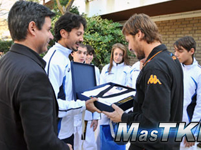 Francesco Totti recibió la graduación de 1er Dan de Taekwondo