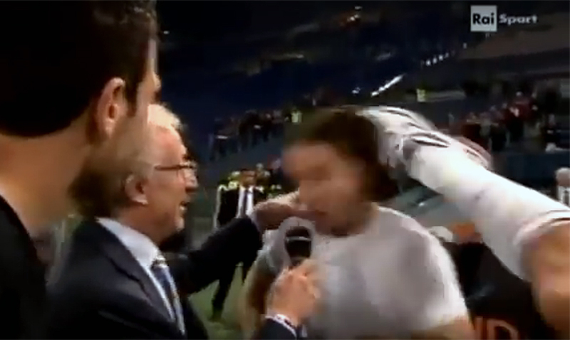 Zlatan Ibrahimovic festeja con un “Dolio Chagui” en la cabeza de su compañero