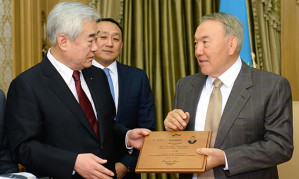 Fue un día de especial para el presidente kazajo, que recibió el noveno Dan Cinturón Negro Honorífico por parte del presidente la WTF Dr. Chungwon Choue , por su contribución al desarrollo del deporte en Kazajistán.