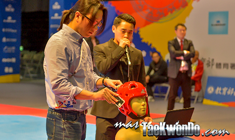 La firma coreana en alianza con Adidas, lanzó su casco electrónico durante el Campeonato Mundial Juvenil que se realizó en la ciudad de Taipéi, Taiwán, llevándose a cabo una presentación para el público y una para masTaekwondo.com en exclusiva.