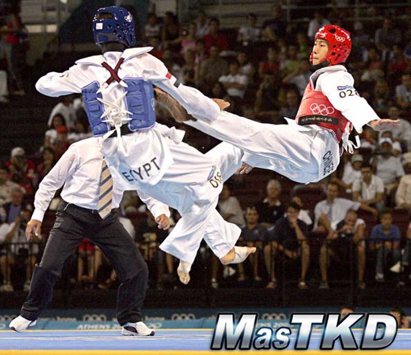 Athens, GREECE:  Tamer Bayoumi of Egypt (L) clashes with Chu Mu Yen of Taiwan during their men's under 58kg semifinal taekwondo match at the Olympic Games in Athens, 26 August 2004.     AFP PHOTO/ Marco LONGARI  (Photo credit should read MARCO LONGARI/AFP/Getty Images)