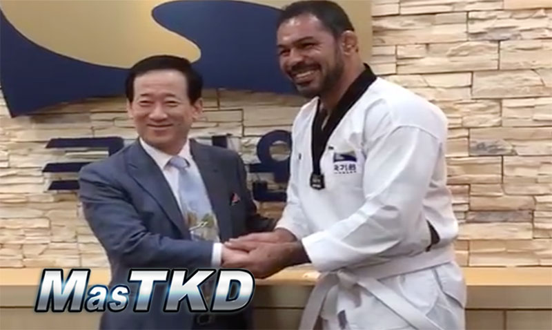 Campeón de UFC “Minotauro” Nogueira le da una lección a Kukkiwon