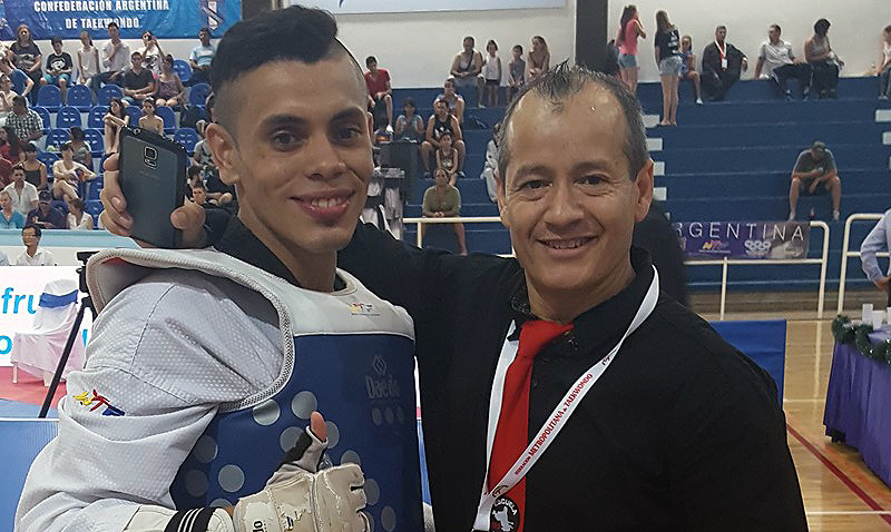 Junto a su alumno Lucho Beltrán, a quien considera el mejor atleta del Taekwondo argentino.