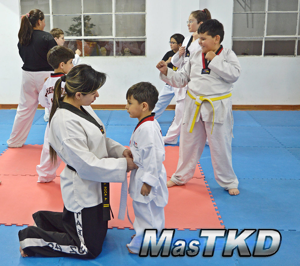 04_Clase-Taekwondo-Amarrando-el-cinturon_Tus-alumnos-son-la-semilla