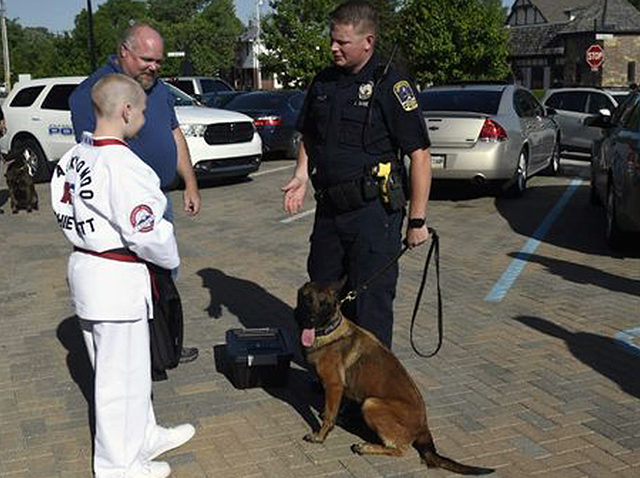 Por cinturón negro ayuda a policía canina de Indianápolis