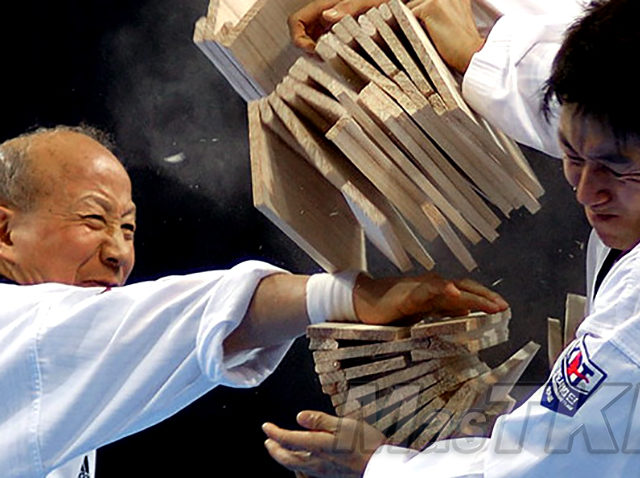 Kyu_Hyung_Lee_breaking_Taekwondo-Rompimiento