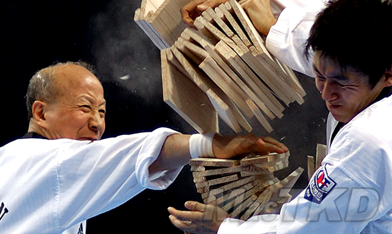 Kyu_Hyung_Lee_breaking_Taekwondo-Rompimiento