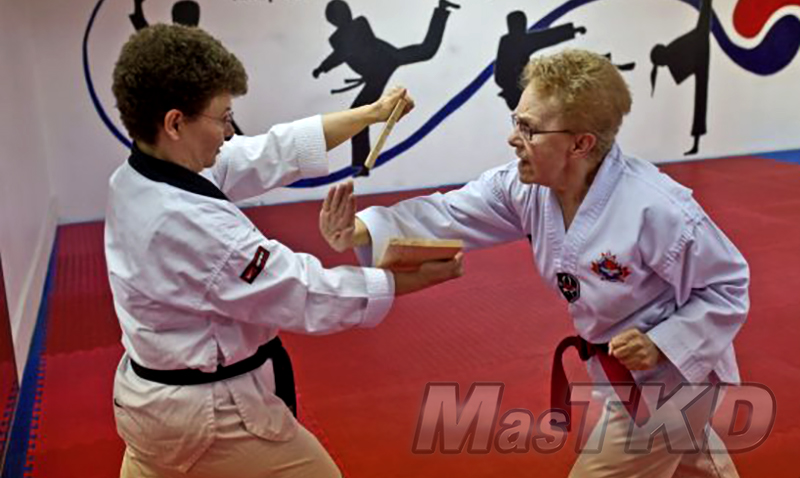 taekwondo_DOS-SENORAS-ROMPIENDO-MADERA